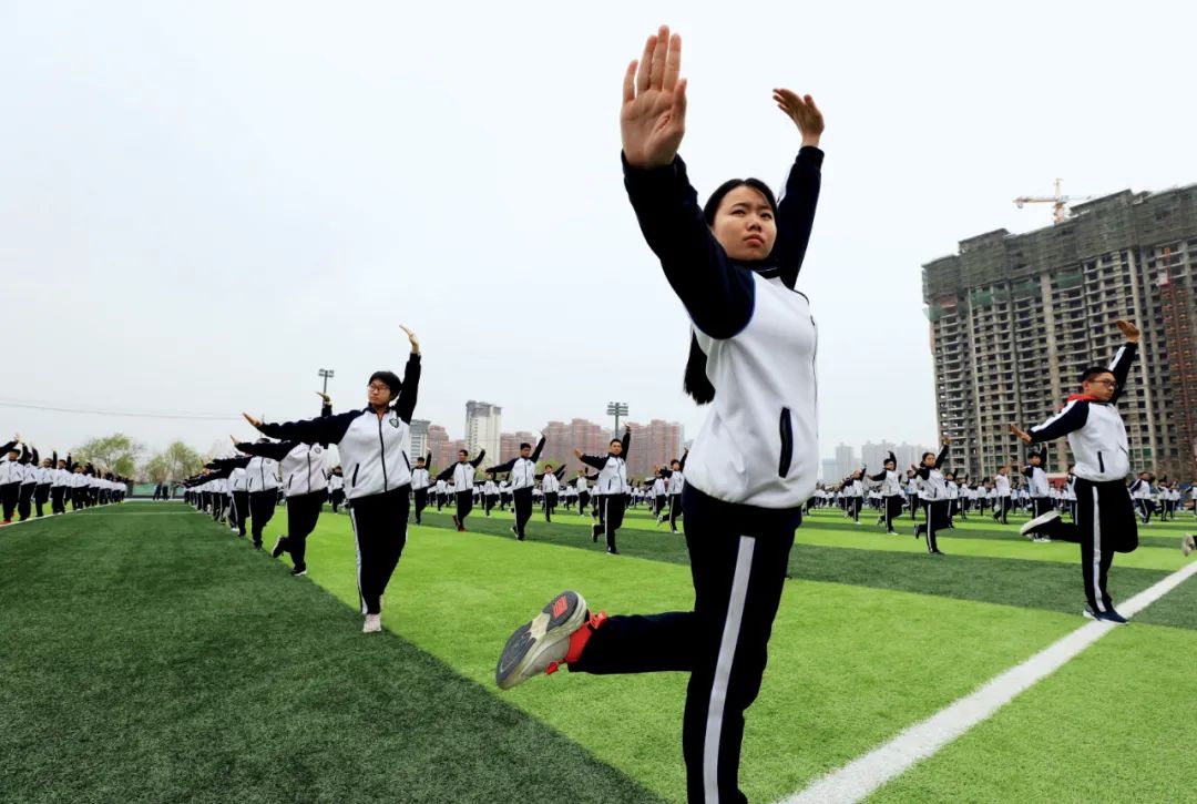3月26日,河北衡水中学操场上,学生们在课间练习“少年拳”武术操。图/中新