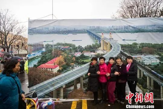 南京長江大橋已經淪為人們心中的“親民橋”?！°蟛?攝