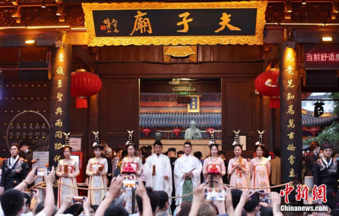 圖為身穿古裝的演員在南京夫子廟大成殿前與游客見面互動。泱波　攝