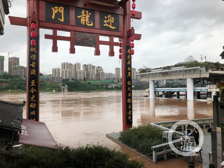 江水淹到迎龙门磁器口沿江多家商户转移