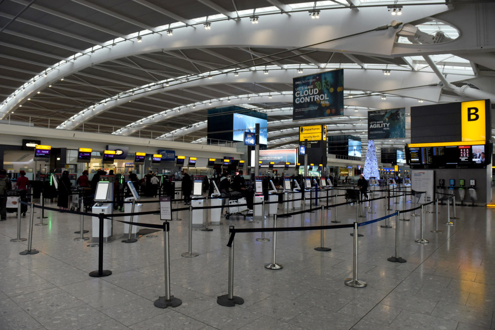 排长队通关旅客直接晕倒在英国希思罗机场英内政部延误不可接受