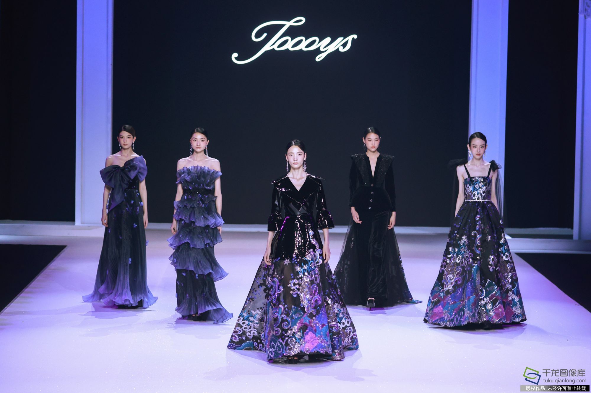 图为模特现场展示设计师服装作品.千龙网记者 陈健男摄