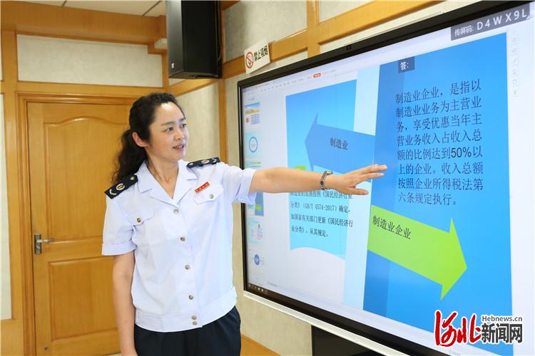 图为任红军向财务人员讲解税收政策。赵舰航摄
