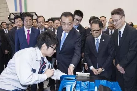 图2 2018年5月13日,李克强总理参观日本丰田氢燃料汽车。
