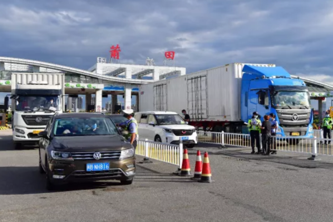 2021年9月12日,从福建莆田市通往仙游县的高速公路及国道上,交警设置多个交通管制关卡。(人民视觉/图)
