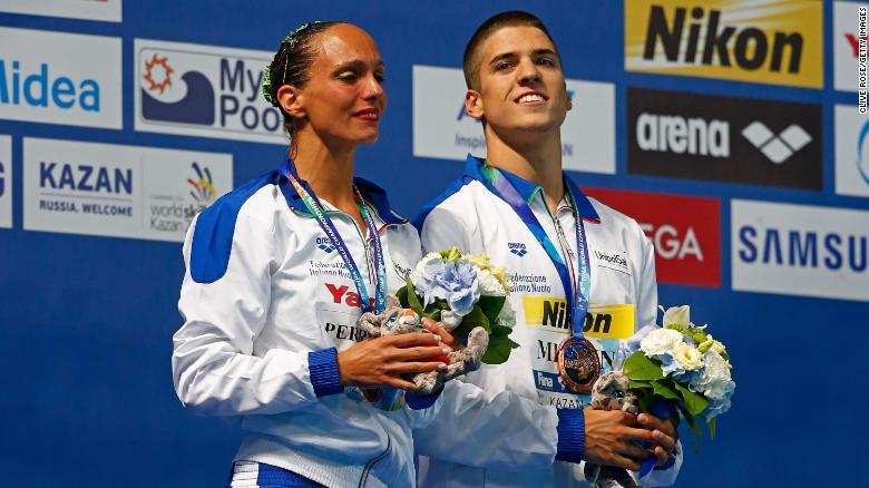 ▲乔治·米尼西尼与队友在2015年喀山世界游泳锦标赛获得混合双人花游铜牌。图据网络