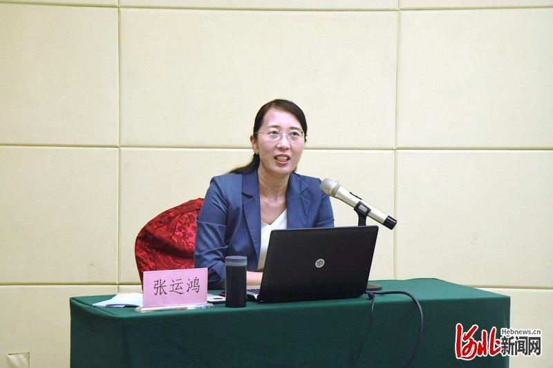 图为河北政法职业学院法律系副主任,副教授张运鸿正在授课.