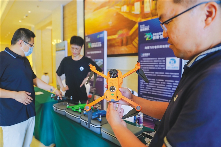 参赛企业进行产品展示。海南日报记者 张茂 摄