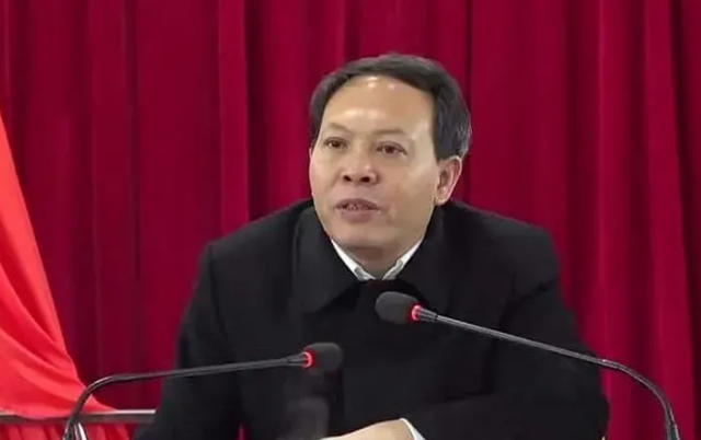 主动投案的县委书记认错悔错态度较好被降为四级主任科员