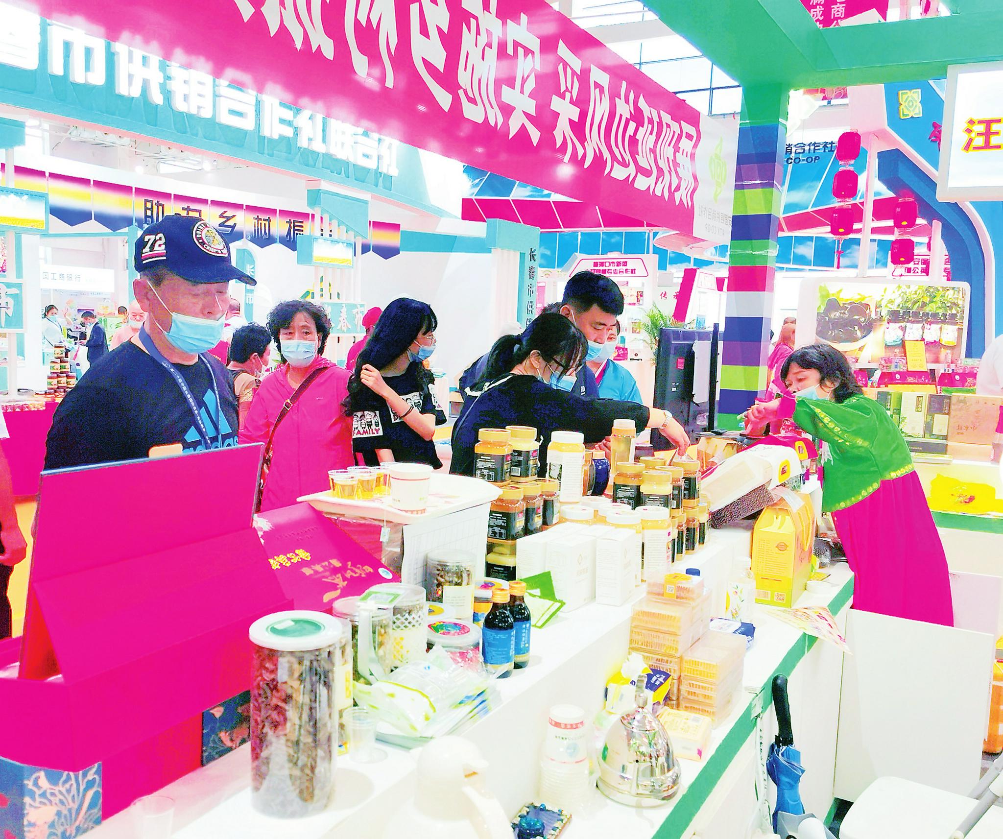 第20届长春农博会期间,我省各地特色农产品呈现购销两旺的态势。这是几位市民在选购延边州特色农产品。 本报记者 钱文波 摄
