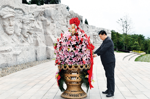2021年4月25日至27日,中共中央总书记、国家主席、中央军委主席习近平在广西考察。这是25日上午,习近平在位于桂林市全州县的红军长征湘江战役纪念园,向湘江战役红军烈士敬献花篮。新华社记者 谢环驰/摄