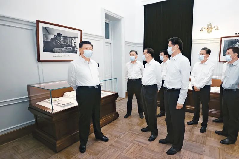 2021年6月25日,中共中央政治局就用好红色资源、赓续红色血脉举行第三十一次集体学习。这次集体学习采取参观和讨论相结合的形式,这是习近平、李克强、栗战书、汪洋、王沪宁、赵乐际、韩正等在中南海丰泽园参观毛泽东同志故居。新华社记者 鞠鹏/摄