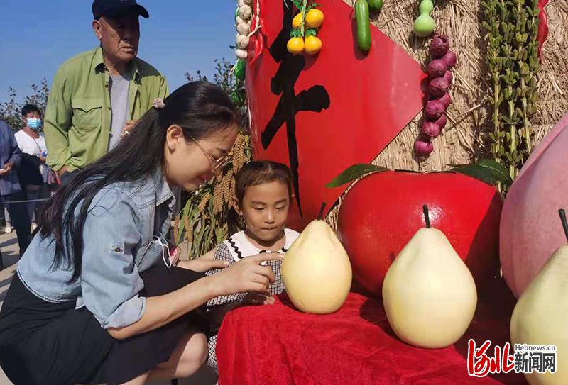 图为丰收节活动现场。河北日报记者张岚山摄