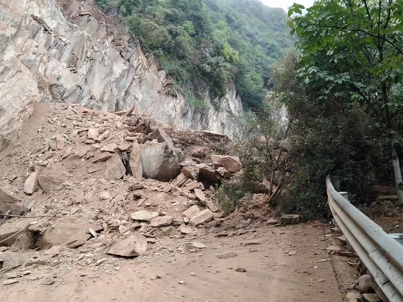 受连续降雨影响 陕西两地发生山体滑坡