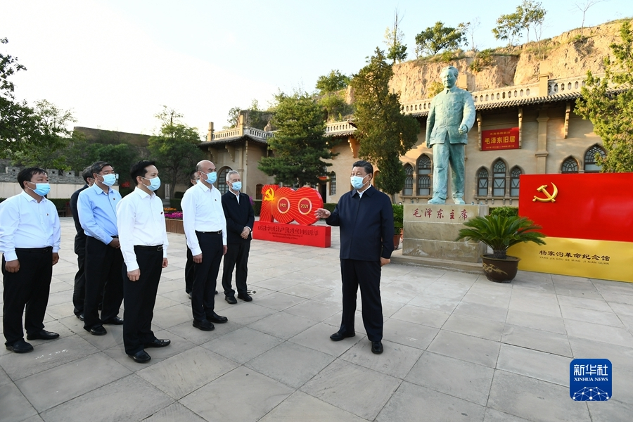 2021年9月13日至14日,中共中央总书记、国家主席、中央军委主席习近平在陕西省榆林市考察。这是13日下午,习近平在米脂县杨家沟革命旧址考察。新华社记者 谢环驰/摄