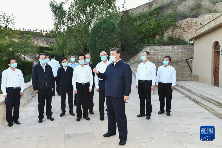 2021年9月13日至14日,中共中央总书记、国家主席、中央军委主席习近平在陕西省榆林市考察。这是13日下午,习近平在米脂县杨家沟革命旧址考察。新华社记者 谢环驰/摄