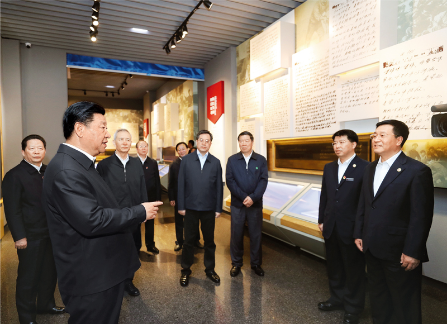 2018年9月25日至28日,中共中央总书记、国家主席、中央军委主席习近平在东北三省考察,主持召开深入推进东北振兴座谈会。这是28日上午,习近平在辽宁抚顺市参观雷锋纪念馆。新华社记者 鞠鹏/摄