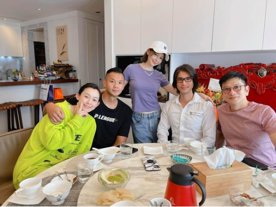 徐若瑄(左三)在家招待朋友,王力宏(右二)、陈建州、范玮琪等现身。