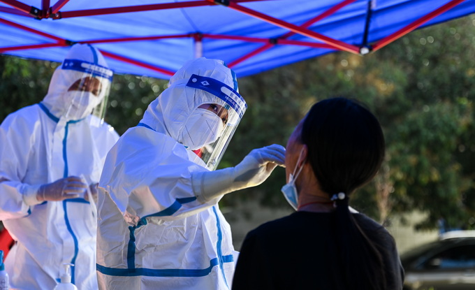 防疫人员在友谊社区为居民进行核酸检测 新华社记者 王冠森 摄