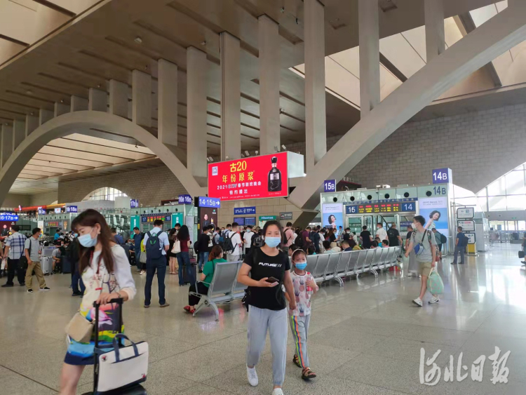 图为在石家庄站候车室,旅客们正在候车. 河北日报记者方素菊摄