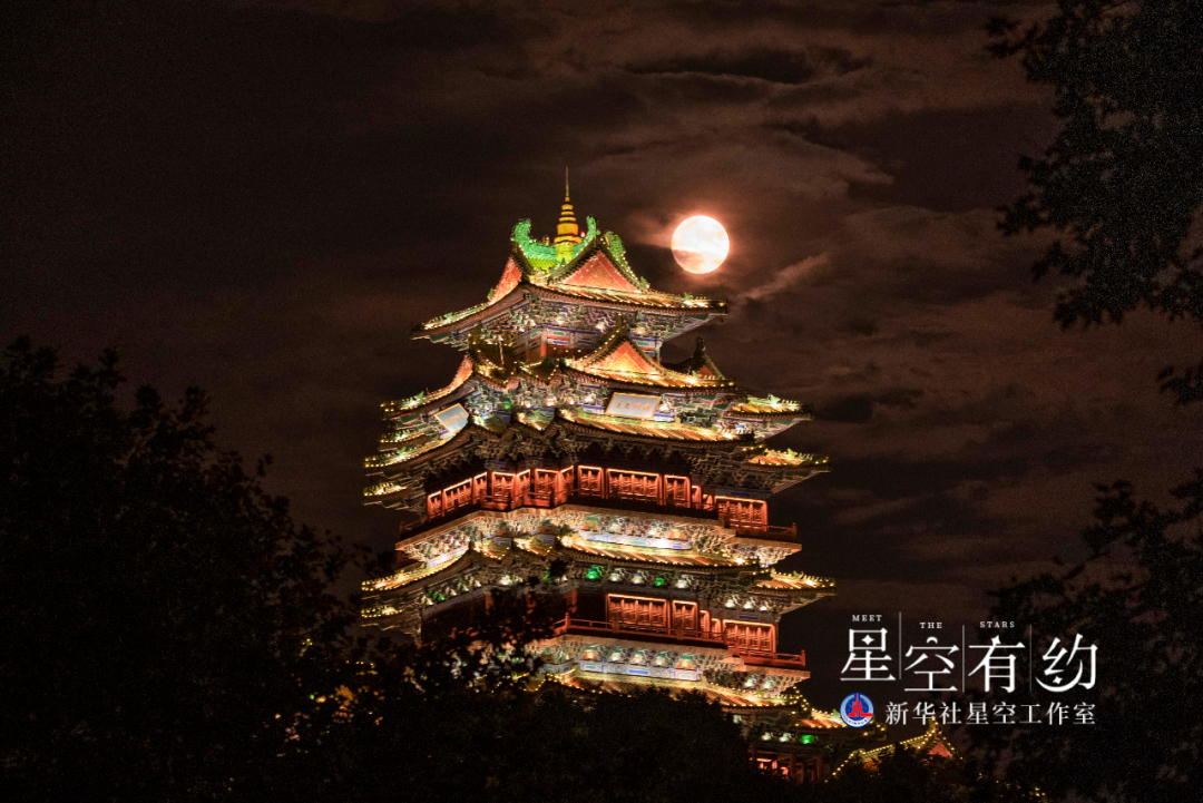 江西省天文摄影爱好者刘浩2020年10月1日(农历八月十五)在江苏南京阅江楼拍摄的中秋月。(本人供图)