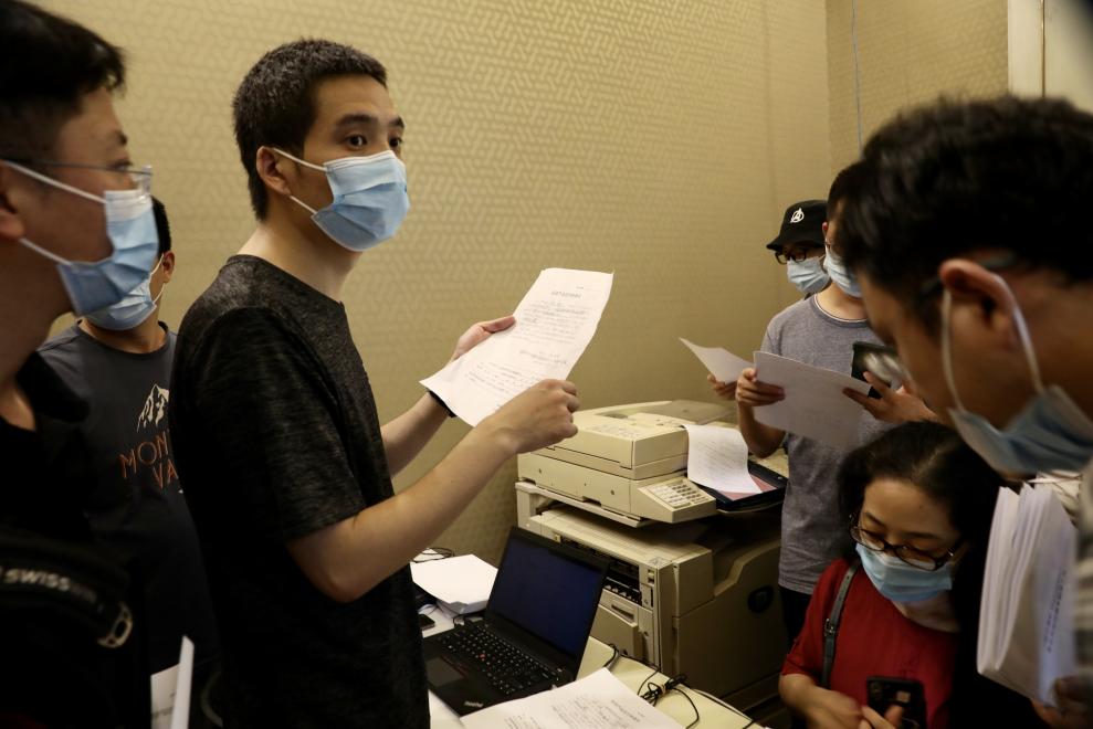 只有一位恒大财富的工作人员负责登记,面对数百名投资者的询问,他有时喊到喉咙沙哑。(陈月芹/摄)