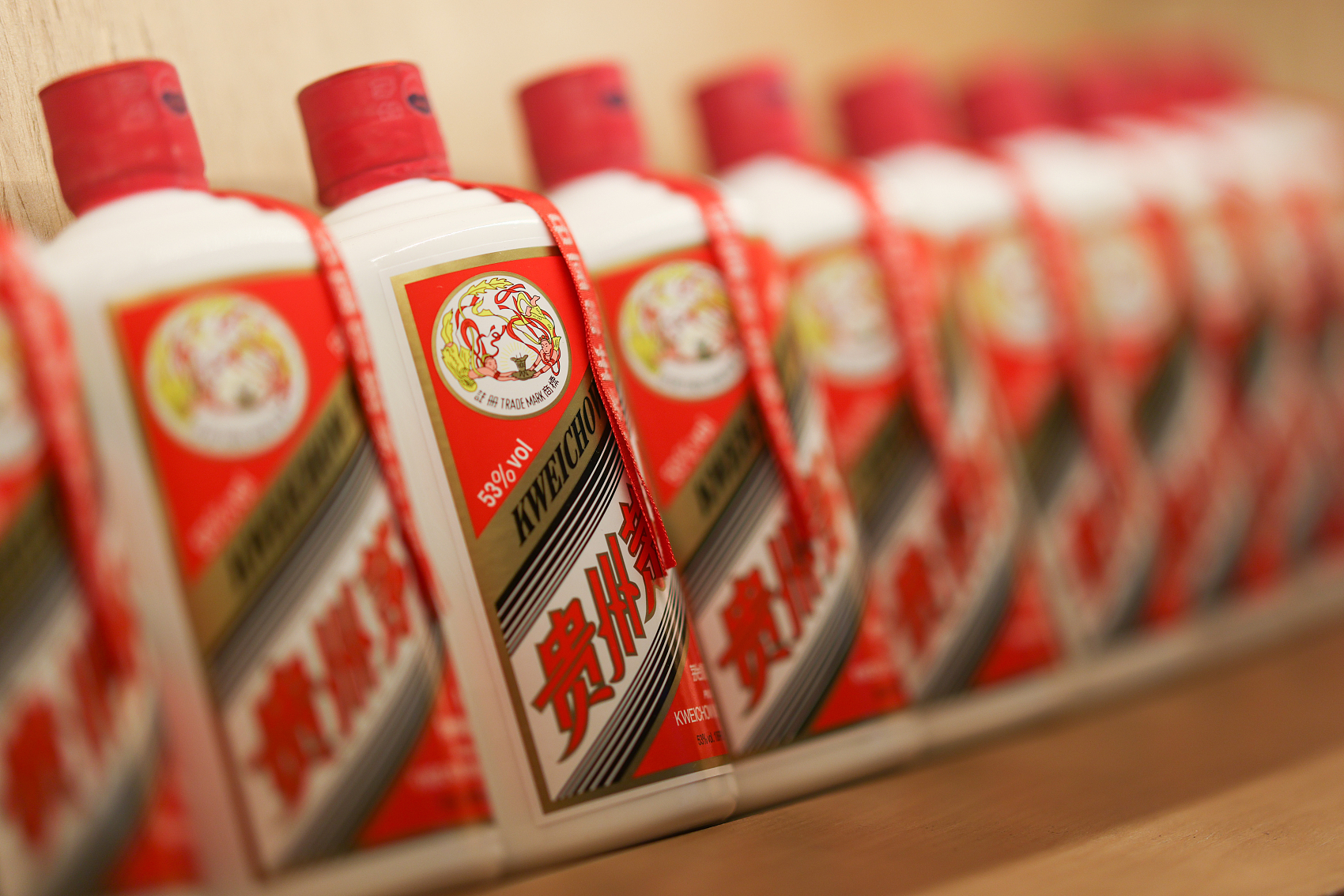 (2021年4月22日,杭州,某酒柜内摆放着成排的茅台酒。图片来源/视觉中国)