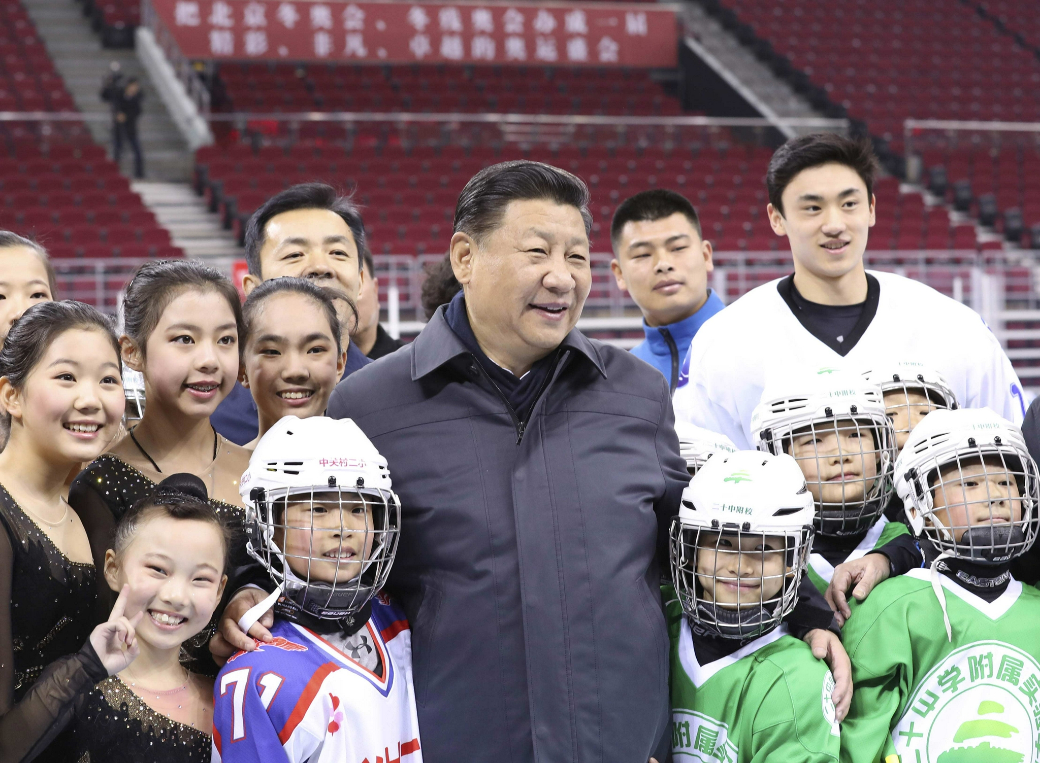 △2017年2月24日,在五棵松体育中心,习近平总书记实地察看2022年北京冬奥会冰球比赛场馆,热情勉励青少年冰球和队列滑爱好者们。