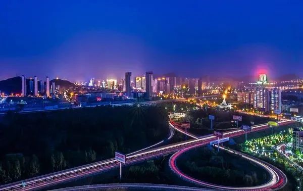 枣庄新城夜景流光溢彩,灯火辉煌.