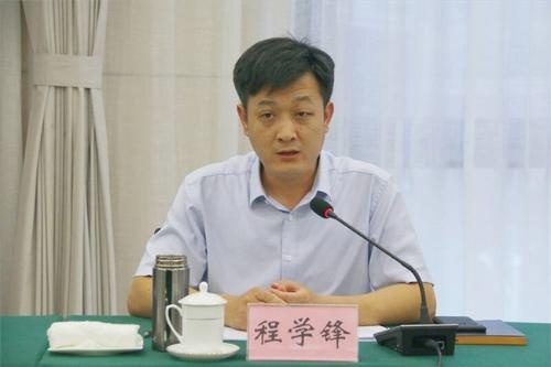 区委书记郅颂主持会议并讲话,区委副书记,代区长程学锋等领导参加会议