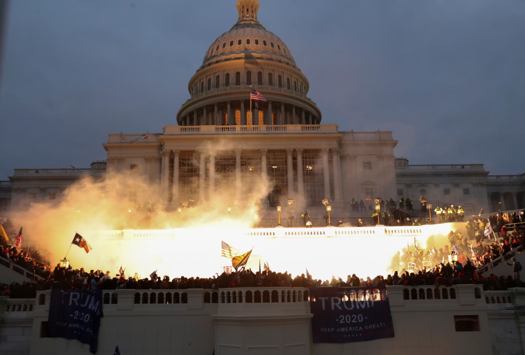 今年1月6日美国国会骚乱事件现场。