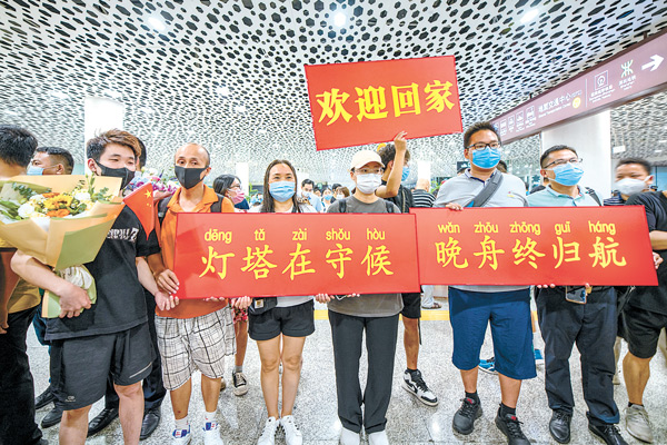 图为9月25日,人们在深圳宝安国际机场欢迎孟晚舟回家。(图片来源:人民视觉)
