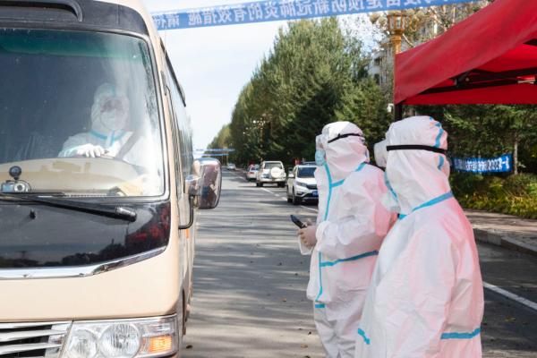 新华全媒丨他们坚守社区疫情防控一线