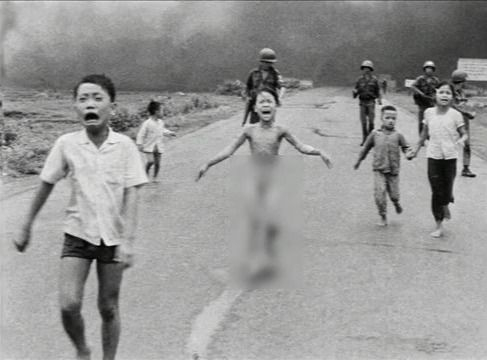 被汽油弹点燃的越南女孩绝望奔跑 这张震撼人心的照片掀起全球反战浪潮