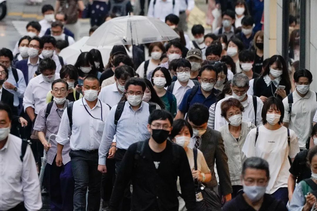 7月8日,人们戴着口罩在日本东京街头出行。新华社发(克里斯托弗·朱摄)