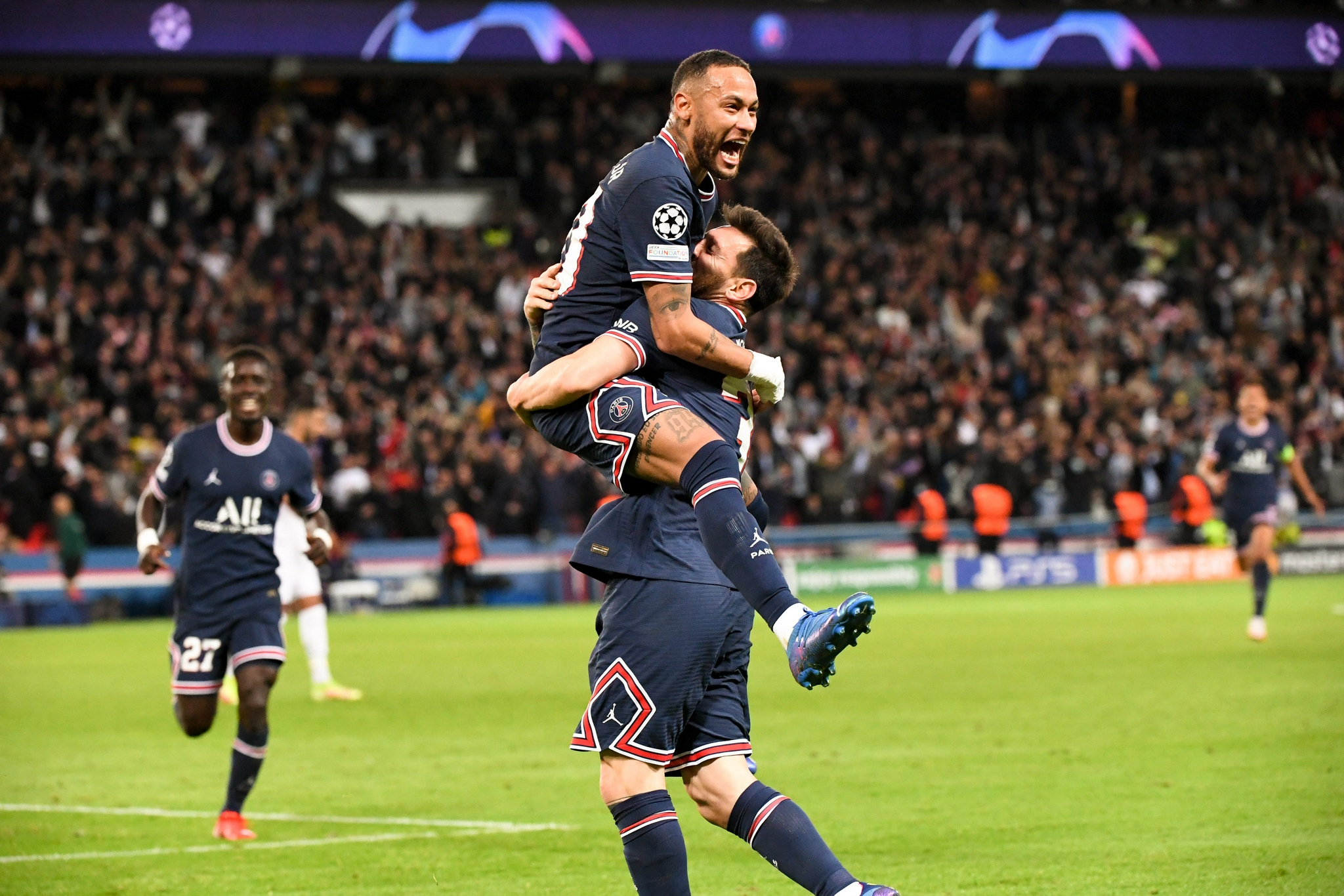 梅西拥抱内马尔。