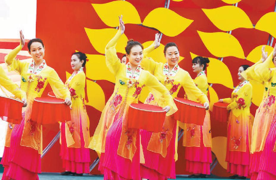 第32届北京农民艺术节乡村大舞台密云专场在溪翁庄镇金叵罗村举行，为国庆节献上了一场来自基层的文化盛宴。 王海欣 摄