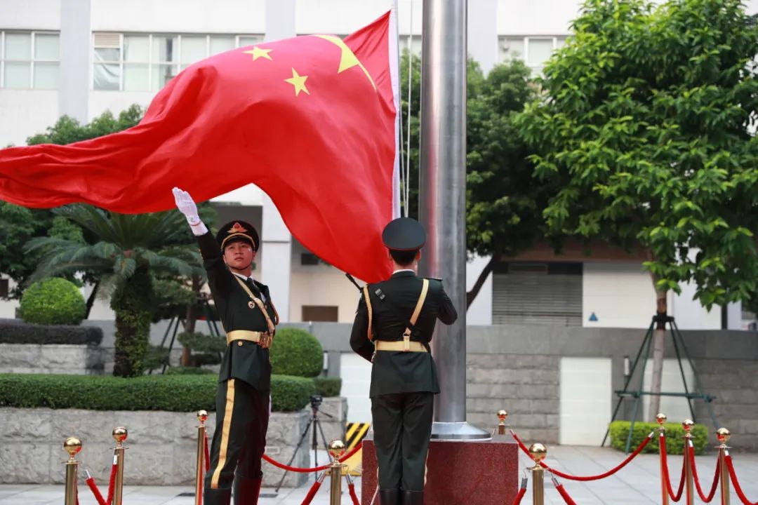 驻澳门部队多个营区同步举行升国旗仪式