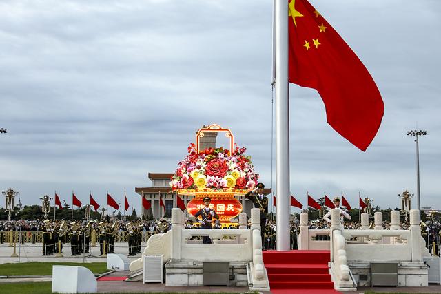 北京天安门广场举行国庆升旗仪式
