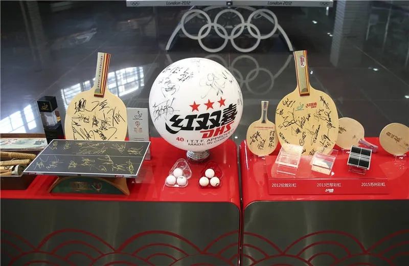 红双喜是100多位乒乓球世界冠军使用的品牌，公司专门有展厅展示他们的签名球拍等纪念品（于楚众 摄）