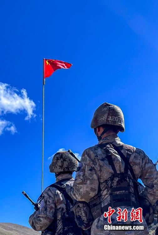 西藏官兵在边关战位上升国旗迎国庆