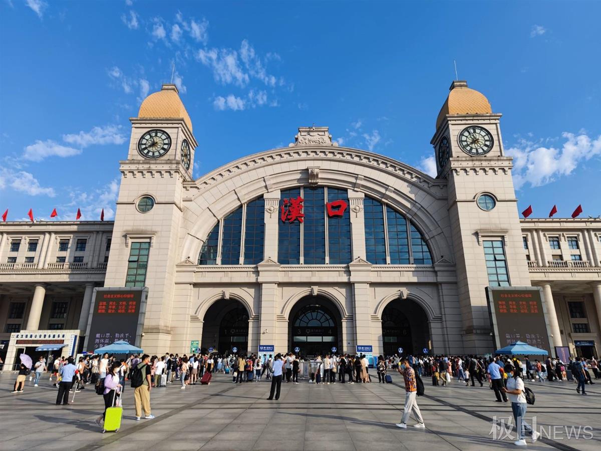 10月2日武汉铁路管内客流稍有回落,汉口站送客15万人持续高位运行
