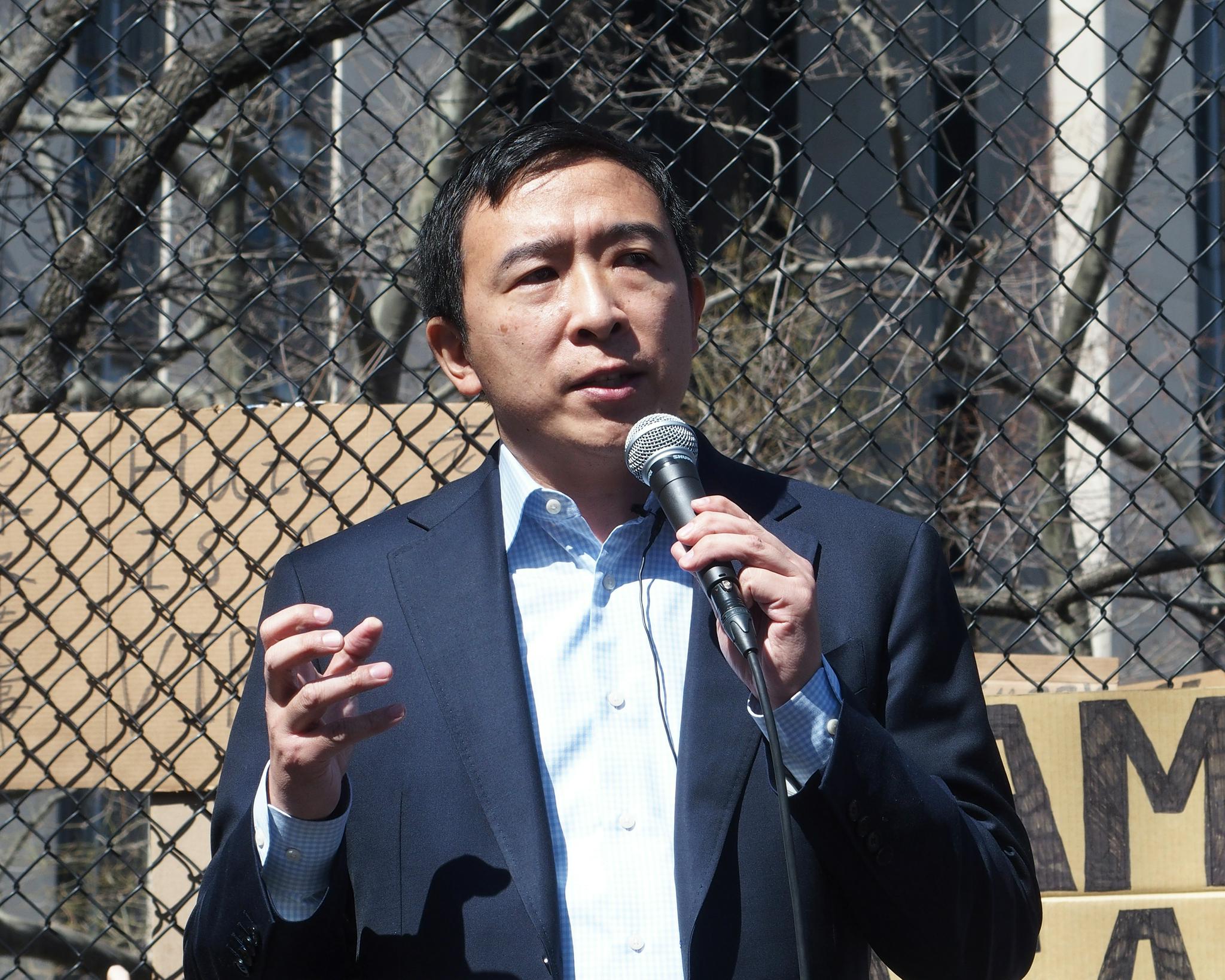 杨安泽街头演讲呼吁停止仇恨亚裔 图源:澎湃影像