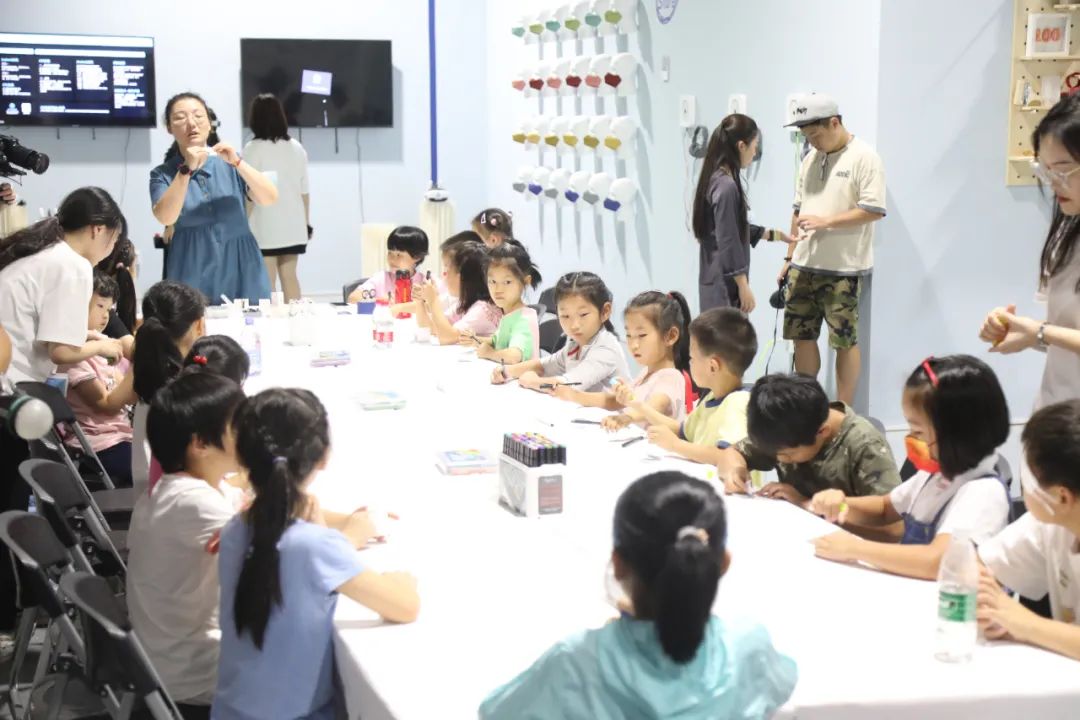 这是一次美育成果的集中展示,也是一堂丰富生动的校史课,是献给70周年