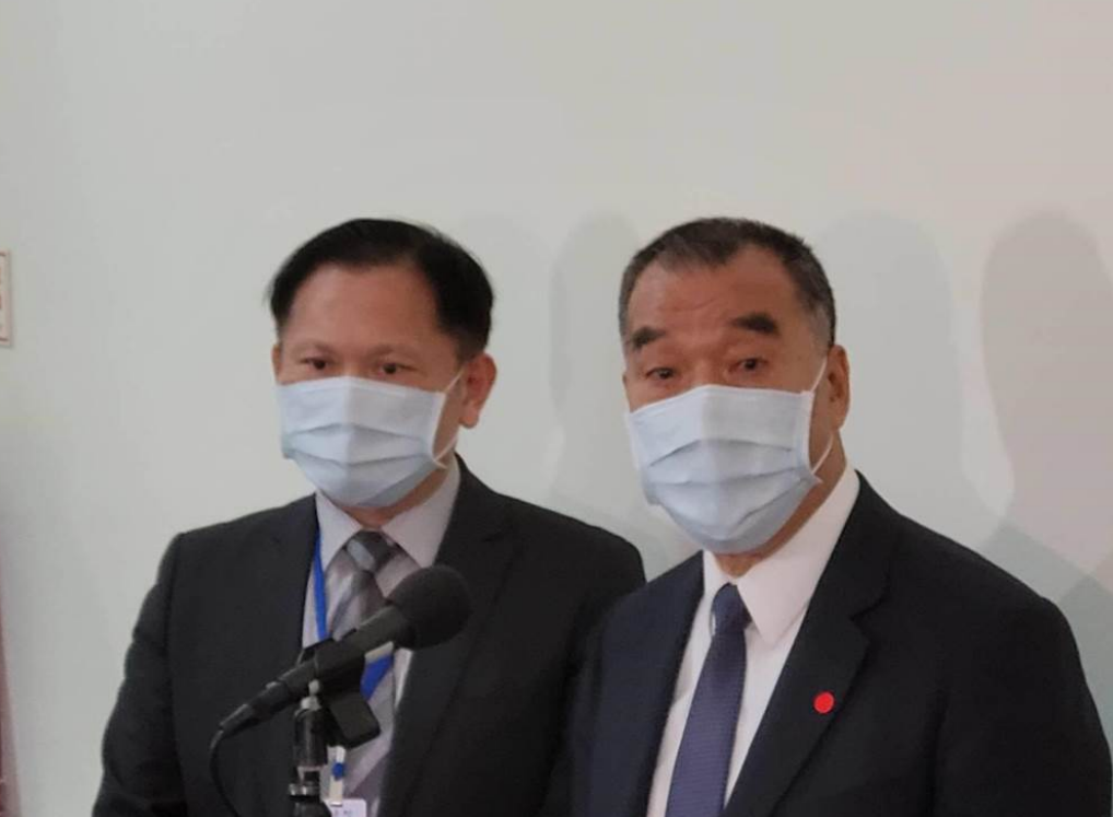 台防务部门负责人邱国正（右）早上受访，并由该部门发言人史顺文陪同（左）。图自台湾“中时新闻网”