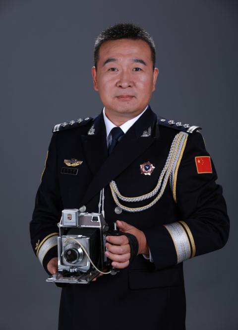 最美警察为600退休民警拍警服照刘常山给了他们满满仪式感