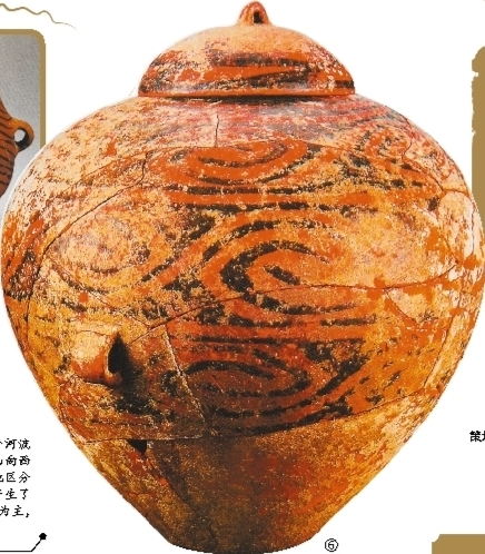 的玫瑰花纹彩陶盆(图④)和具有红山文化特征的龙鳞纹彩陶罐(图⑤)④