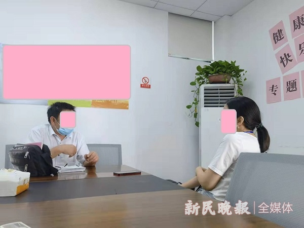 图说:蒋先生再次来到上海老港建设发展有限公司,又没吃上“定心丸” 新民晚报记者 罗水元 摄