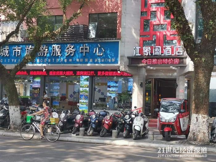 (10月1日上午,在象鼻山斜对面、桂林市旅游服务中心旁,一家酒店打出“特价房”的标志)