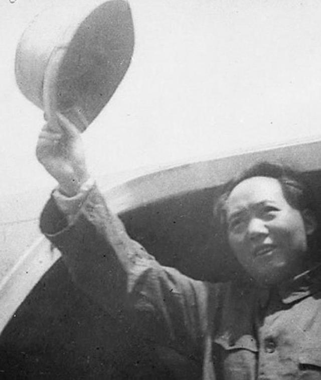 △1945年8月28日，赴重庆谈判的毛泽东在延安机场向欢送的军民挥帽告别。